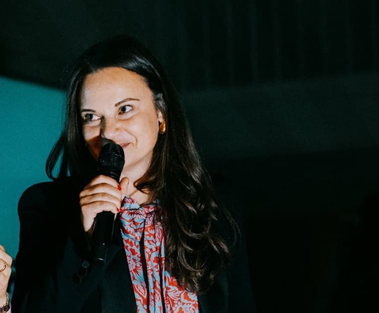 Julia Dous speaking in Berlin, photographed by Jacobia Dahm